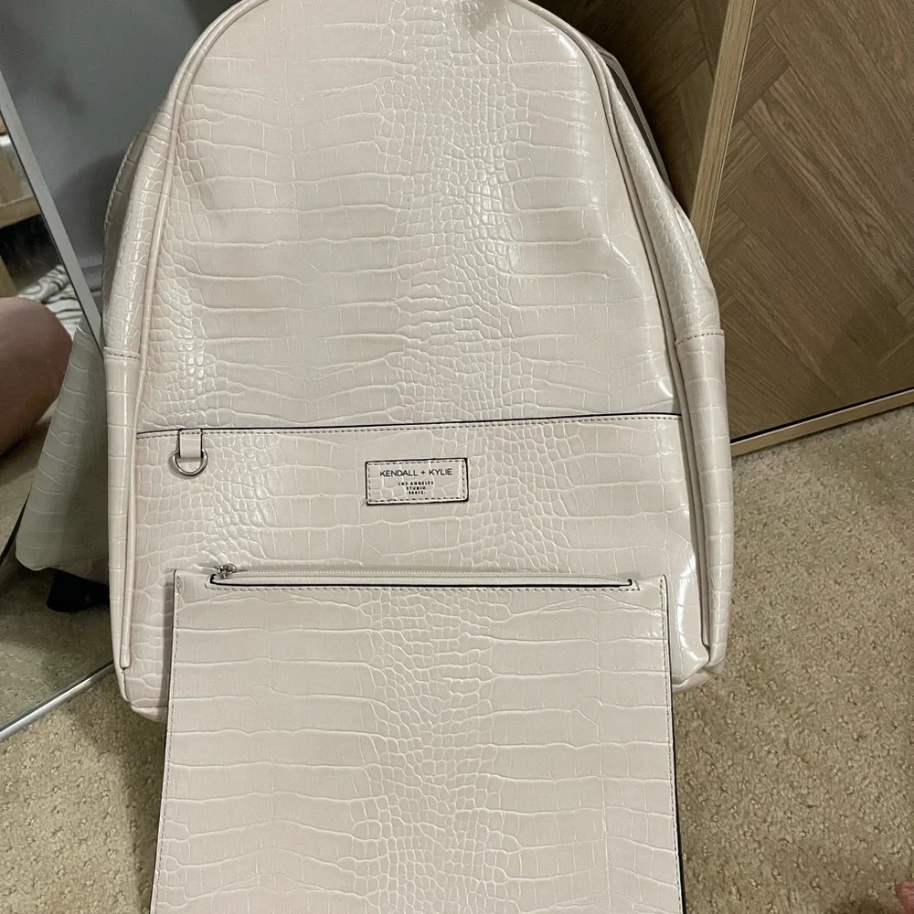 KENDALL + KYLIE backpack and pouch - Picture 4 of 5